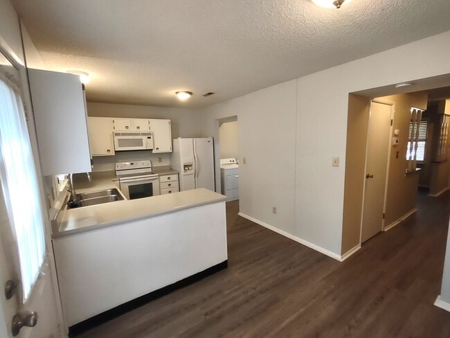 Building Photo - Beautiful Townhome located in Quail Hollow!