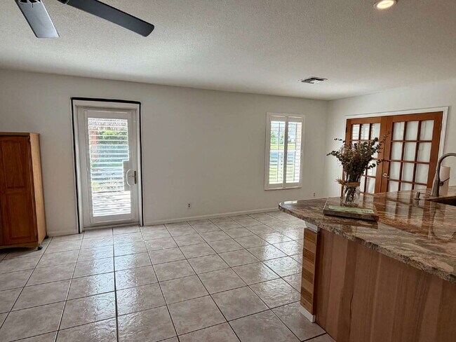 Building Photo - 147 Sunflower Cir