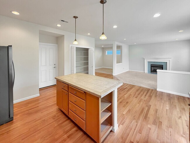 Building Photo - Charming Bothell 4BR Home w/ Bonus, Porch Swing & Private Backyard Awning