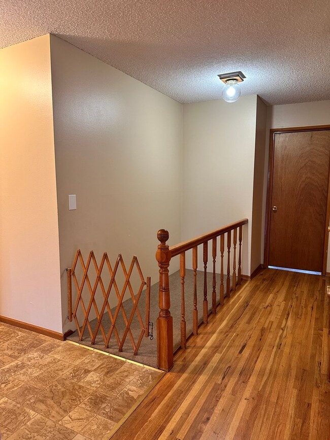 Building Photo - Charming Mid Century Home with Stunning River Views in Stevenson, WA