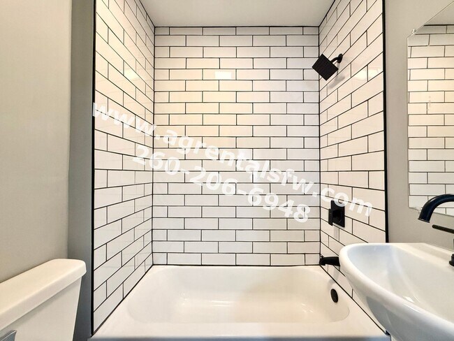 Building Photo - 2 Bedroom House