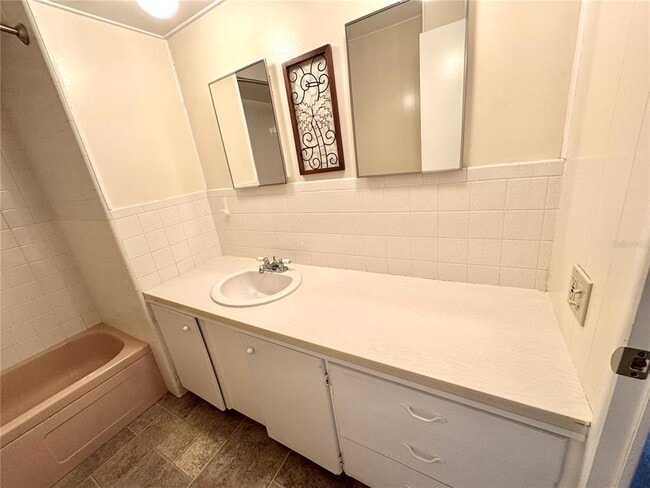Building Photo - 410 49th Ave Terrace W