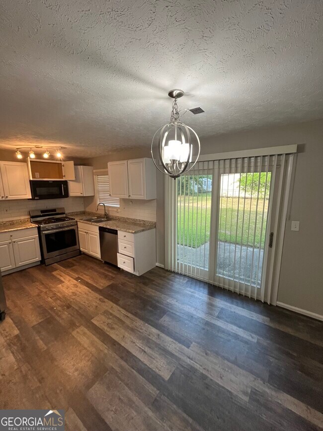 Building Photo - 2220 Mahan Dr