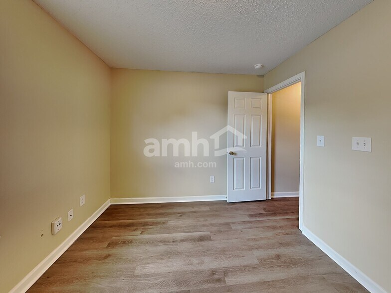 Building Photo - 8039 Red Barn Ct