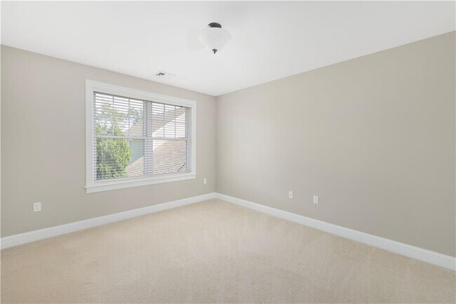 Building Photo - 18 Vanderbilt Ln