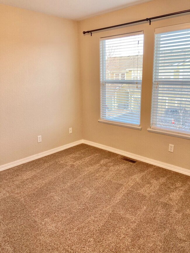 Building Photo - Lovely 3 Bedroom, 2.5 Bathroom Townhome