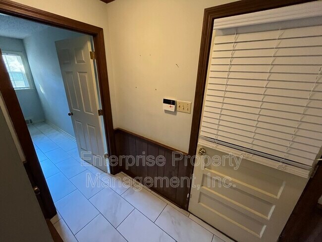 Building Photo - 7000 Loddon Cove