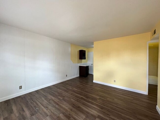 Building Photo - 50% OFF 1st Month's Rent!* Freshly remodel...