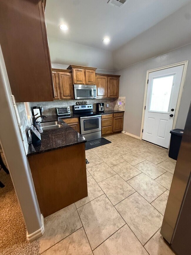 Building Photo - 8041 Waters Edge Way