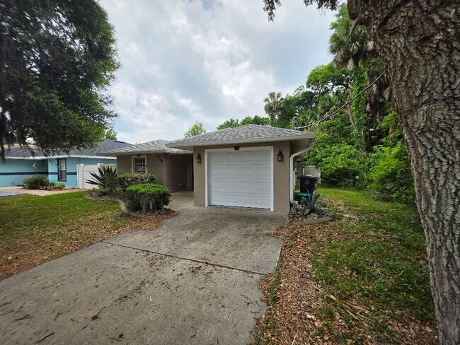 Building Photo - Beautiful 3 Bedroom 2 Bathroom Daytona Beach Home