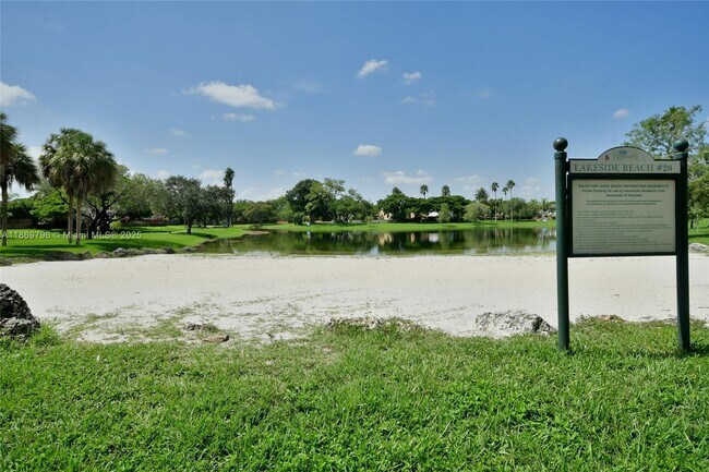 Building Photo - 10026 Hammocks Blvd
