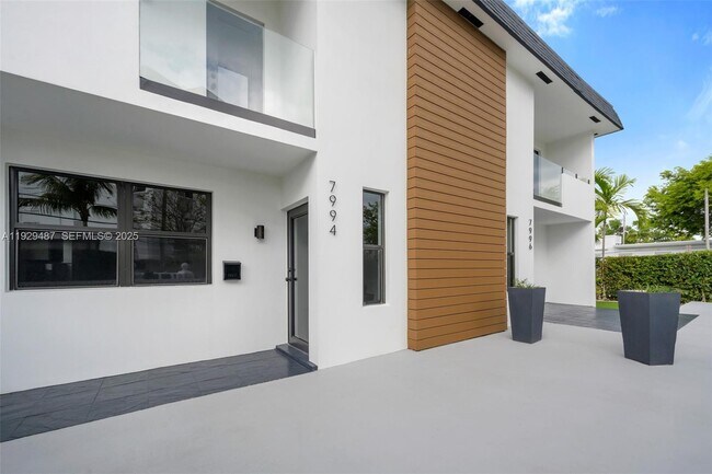 Building Photo - 7994 Crespi Blvd