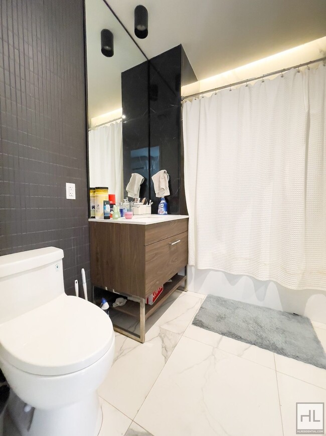 Building Photo - Stylish and Modern 1-Bed 1-Bath with Priva...