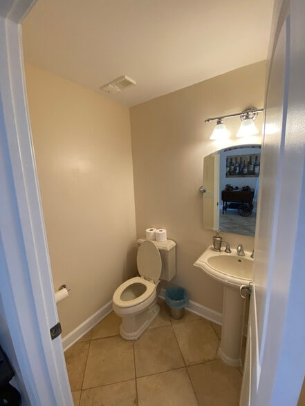 Building Photo - 700 Wilmington Island Rd