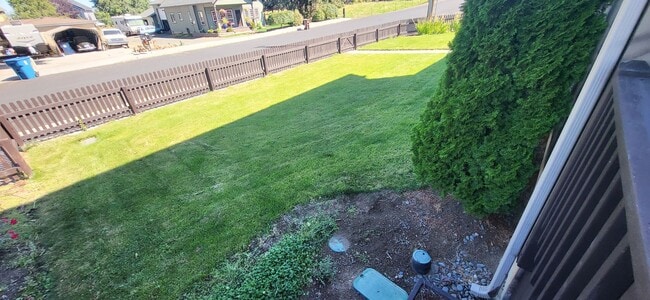 Building Photo - 4 Bed 2.5 Bath - NW Redmond
