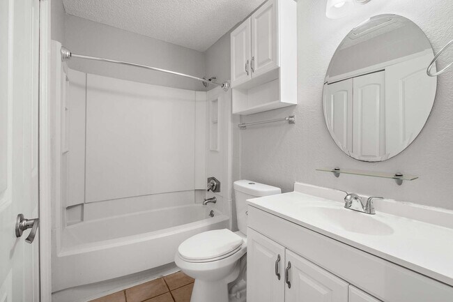 Building Photo - Lovely 1 Bedroom, 1 Bath Condo in South Lamar