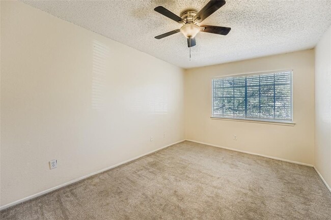 Building Photo - 1015 E Yager Ln