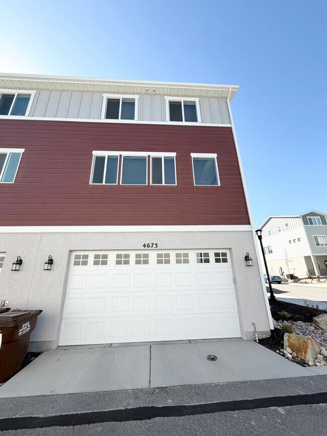 Building Photo - 3 Bedroom /2.5 Bathroom townhouse in Kearns