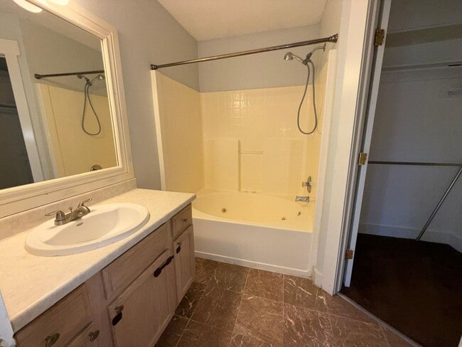 Building Photo - Spacious Tri-Level Home for Rent in Tooele...