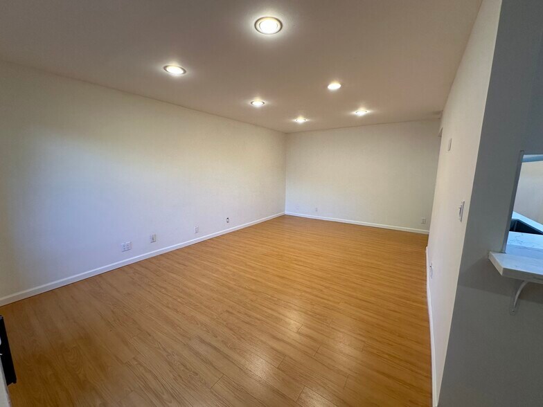 Living Room - 18307 Burbank Blvd