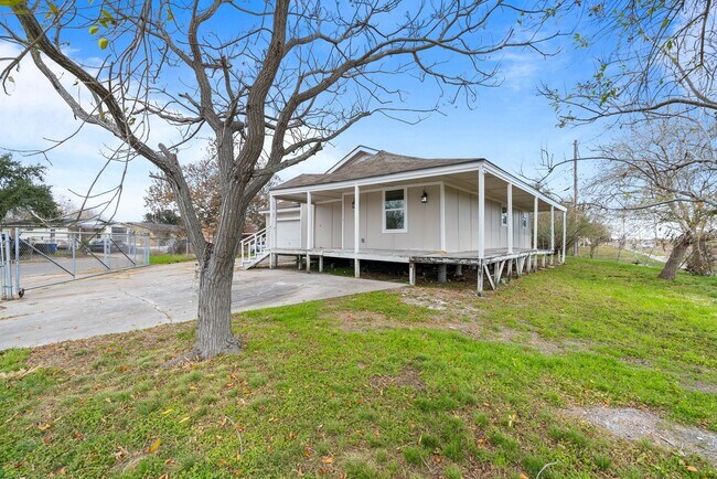 Building Photo - 3 Bedroom 1 Bath Remodeled Home