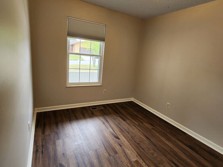 Building Photo - 2036 Merle Ln
