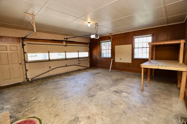 Building Photo - 549 Pringle Dr