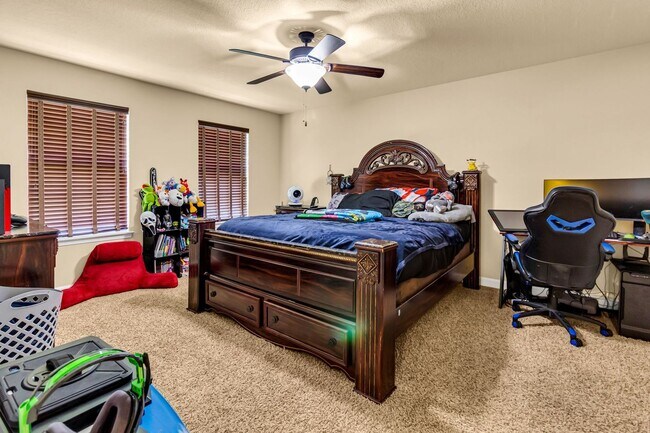 Building Photo - 5 Bedrooms in Crestview!!