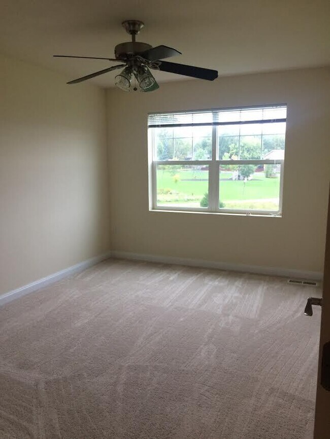 Building Photo - Fantastic 3-Bedroom, 2 3/4 bathroom Townho...