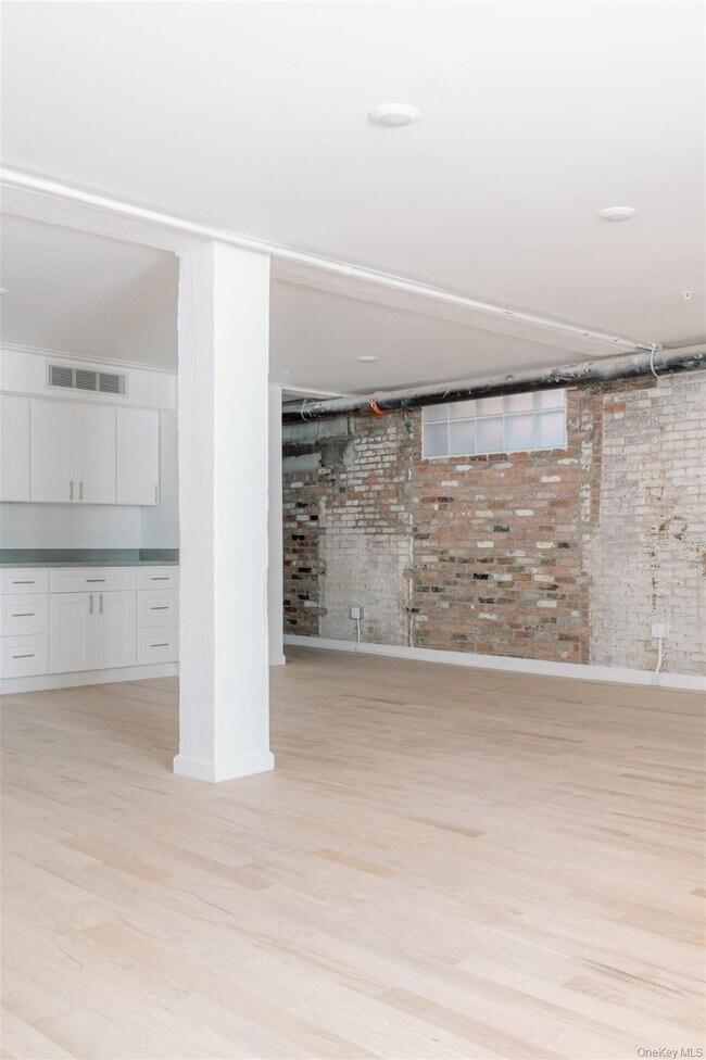 Building Photo - 155 River St