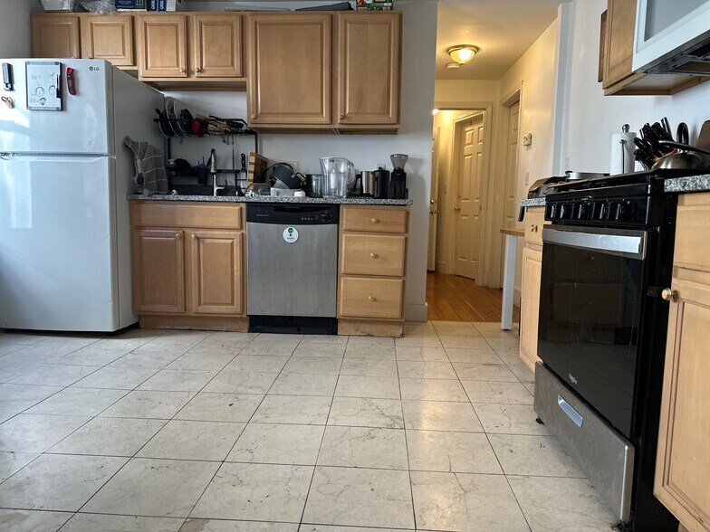 Building Photo - 27 Brackett St