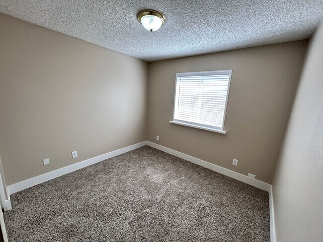 Building Photo - Single Story 3/2 *NO HOA* *NEW* Paint & *N...