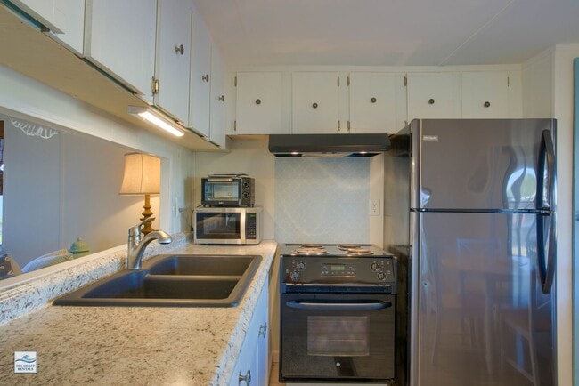 Building Photo - FURNISHED OFF-SEASON SHORT TERM RENTAL (UTILITIES INCLUDED w CAP)