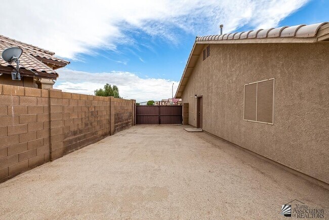 Building Photo - 2637 S 37th Dr
