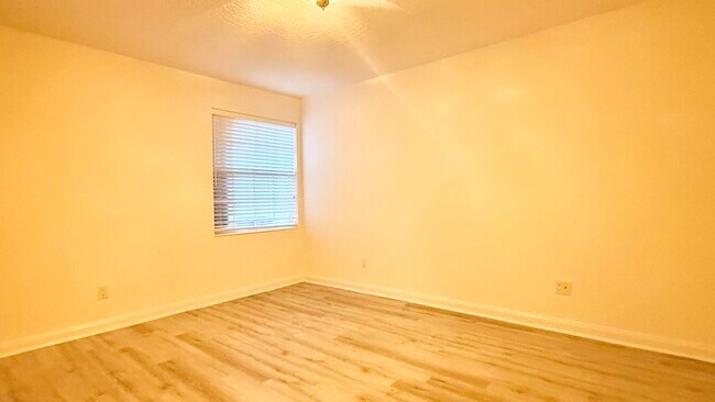 Building Photo - 2861 Livingston Ln