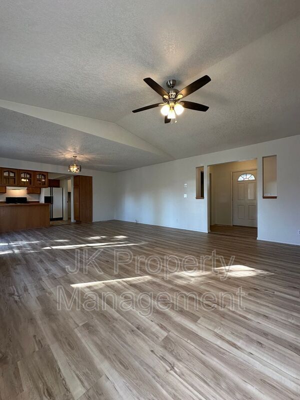 Building Photo - 608 Swan Ct