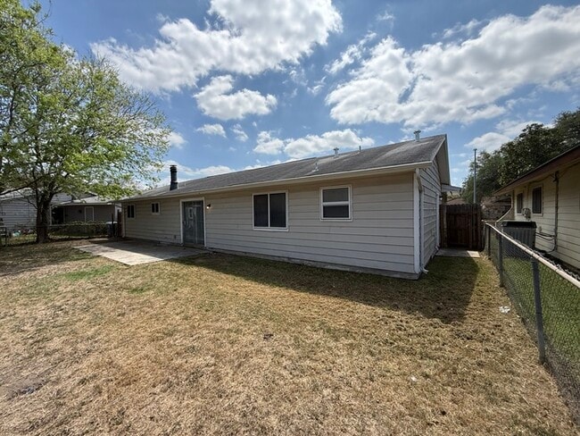 Building Photo - 5015 David Scott Dr