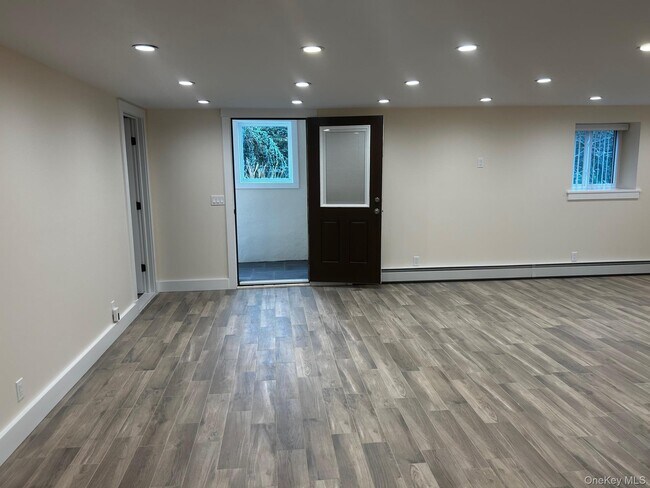 Building Photo - 65 Linwood Rd N