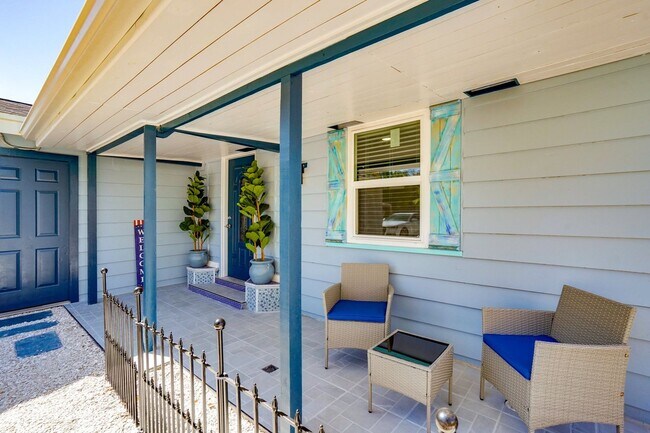 Building Photo - Fully Furnished 2BR/2BA Sarasota Home – Move-In Ready with Entertainment Room Near Siesta Key!