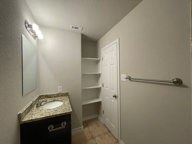 Building Photo - Town home for rent