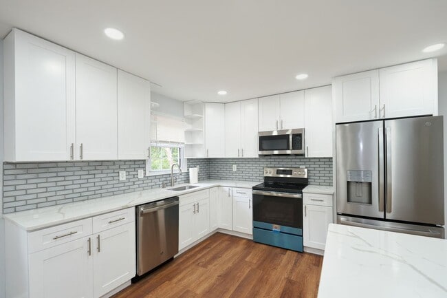 Building Photo - 9900 Kingsbridge Dr