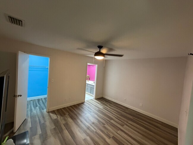 Building Photo - 3010 Catherine Dr
