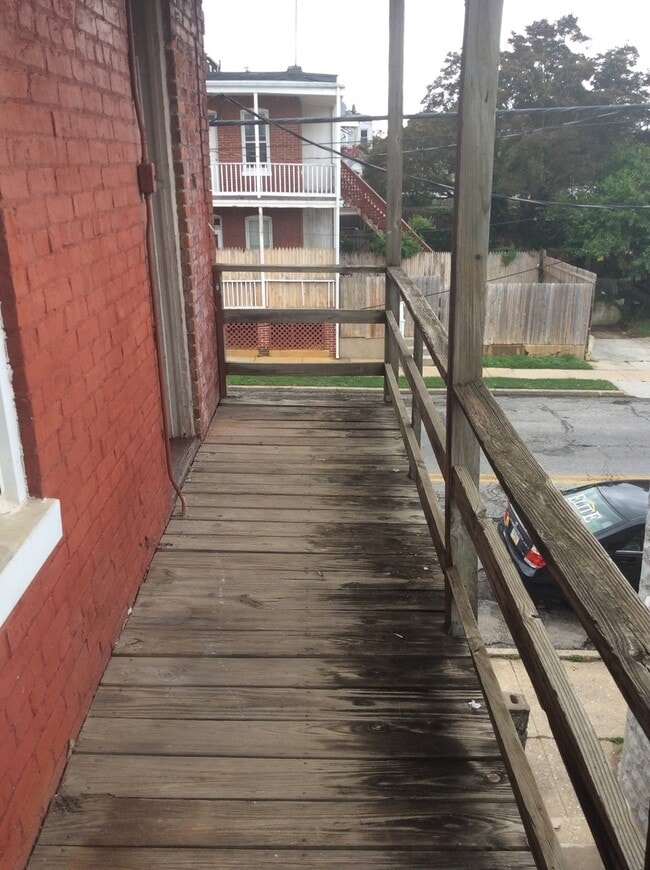 Building Photo - Spacious 3 Bedroom, Laundry, East End Near...
