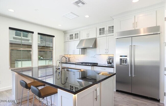 Building Photo - 948 W Yosemite Dr