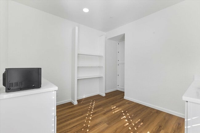 Building Photo - 302 Laurel Ct