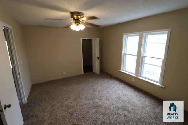 Building Photo - Large 2+1 Bedroom Home!