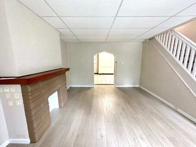 Building Photo - Adorable 2 Bed, 1.5 Bath Home in Beechview - Convenient Location, First Floor Laundry - Available...