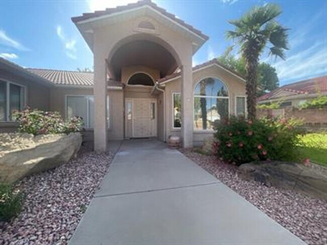 Building Photo - Bloomington Beauty!  6 month lease