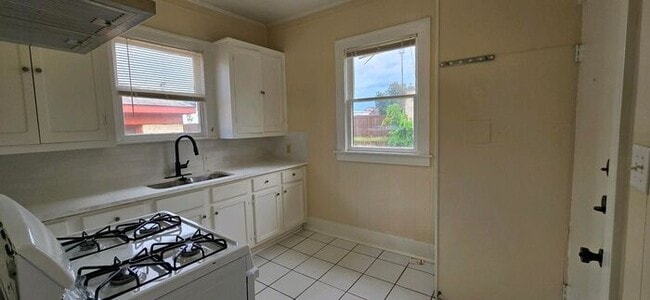 Building Photo - Available Now! 1 Bedroom 1 Bath Within Wal...