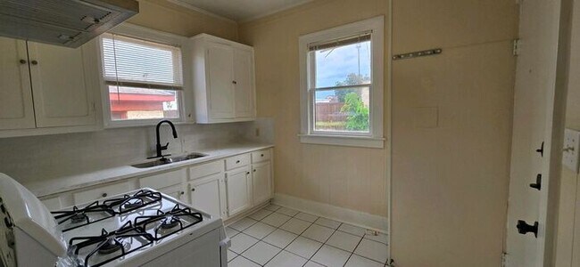 Building Photo - Available Now! 1 Bedroom 1 Bath Within Walking Distance of Downtown Tyler!